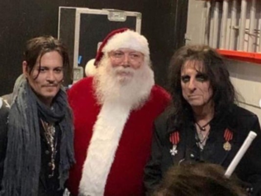 Johnny Depp visita a niños enfermos de cáncer disfrazado de pirata en París