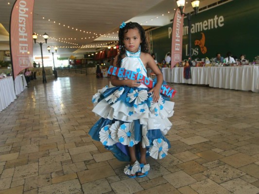 Coloridos vestidos y curiosos objetos en la Megaexpoferia del Reciclaje de EL HERALDO