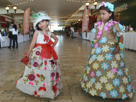 Coloridos vestidos y curiosos objetos en la Megaexpoferia del Reciclaje de EL HERALDO