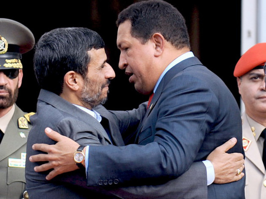 El presidente iraní Mahmud Ahmadinejad llega a Venezuela