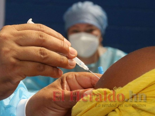 Por su parte, el Colegio Médico de Honduras realiza un ensayo clinico en personas con las dos dosis. Foto: El Heraldo