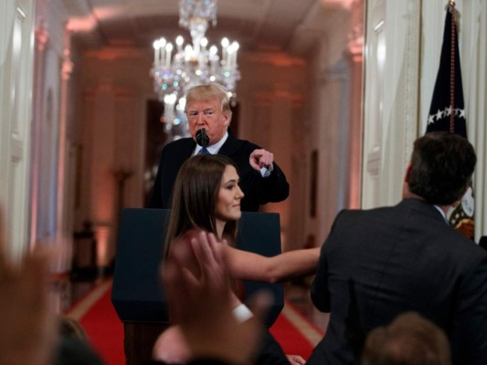 CNN demanda a Trump por quitarle credencial a periodista