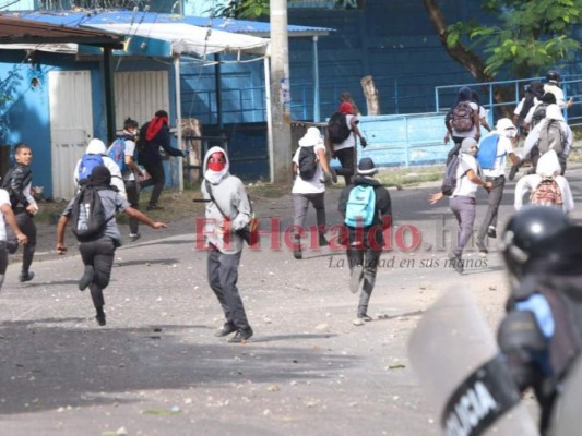 FOTOS: El enfrentamiento entre policías y estudiantes del Central en imágenes