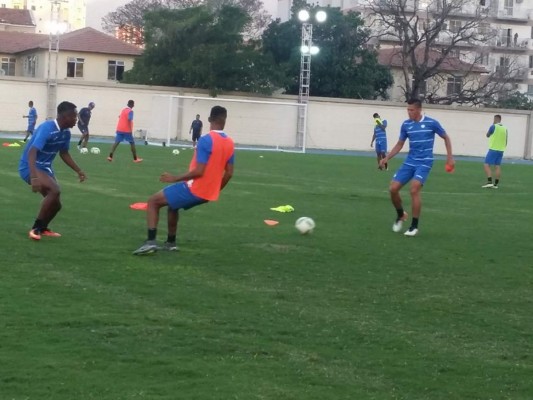 Jorge Luis Pinto afina su 11 para el debut ante Argelia