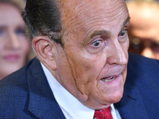 VIRAL: El vergonzoso momento que protagonizó el abogado de Donald Trump en una conferencia