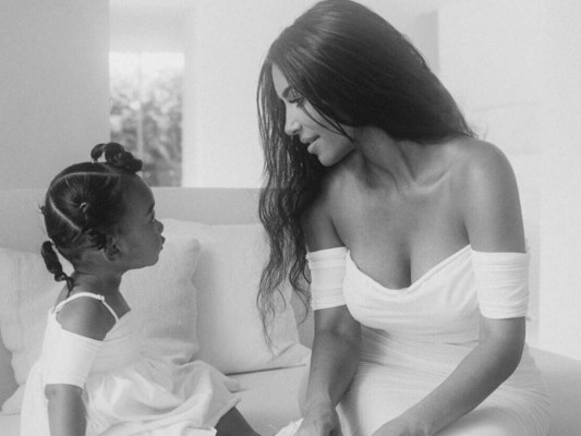 Kim Kardashian presume la valentía de su hija al jugar con serpientes