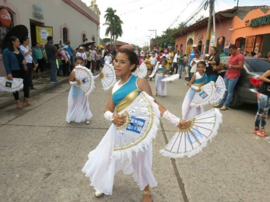 Colorido desfile de jardines escolares en Comayagua