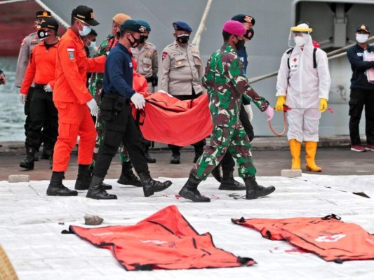 Recuperan una 'caja negra' del avión estrellado en Indonesia