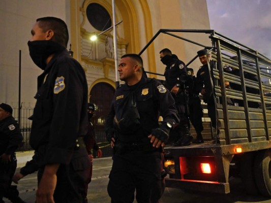 Bukele ordena cuarentena domiciliaria obligatoria por 30 días