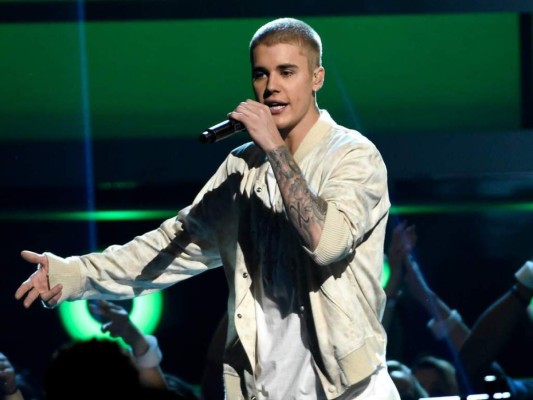 Justin Bieber se muestra amoroso con sus fans