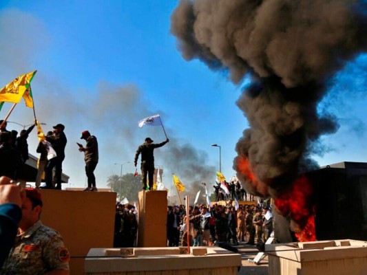 Manifestantes iraquíes comienzan a abandonar sector de embajada de EEUU