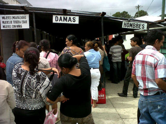 Largas filas para ingresar a visita en la Penitenciaría Nacional