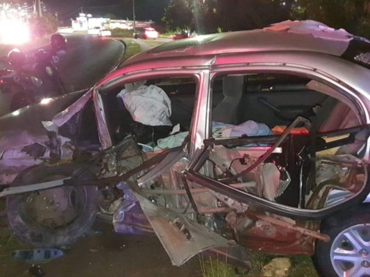 FOTOS: Los destrozos del fatal accidente que dejó un muerto en el anillo periférico