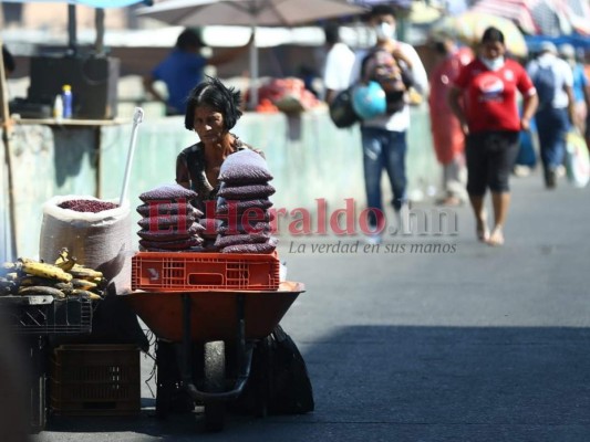FOTOS: Mercados desbordados mientras capitalinos se exponen al Covid-19