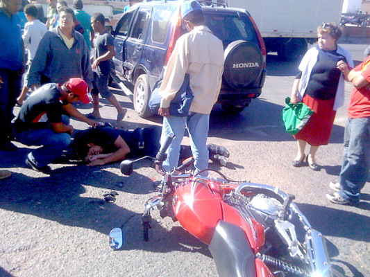 Joven motociclista herido en accidente vial
