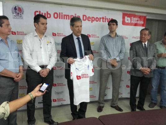 El colombiano Carlos Restrepo fue presentado este lunes como el nuevo entrenador de Olimpia. Foto: Ronal Aceituno / Grupo OPSA.