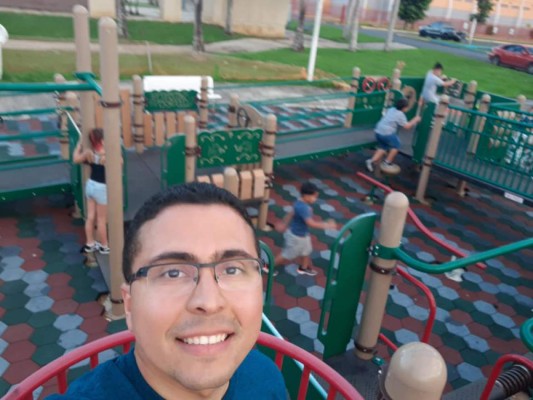 Extrovertido y alegre: Así es el padre que bailó en apoyo a militar despedido