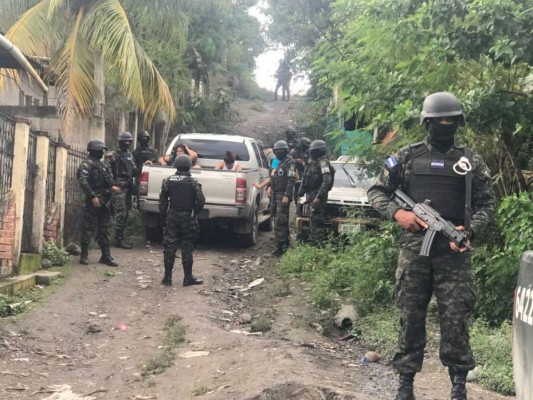 Capturan a tres mujeres con armas e indumentaria policial en colonia Jerusalén de La Lima, Cortés