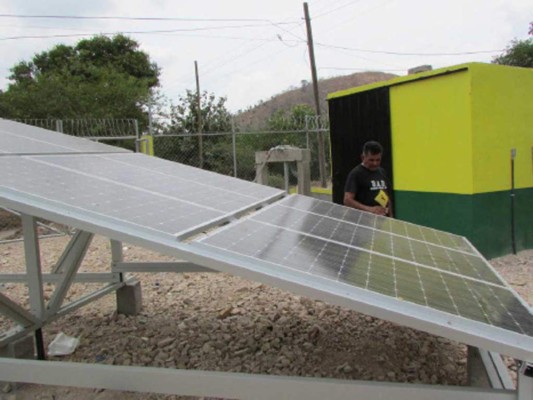Instalan sistema de abastecimiento de agua que opera con energía solar