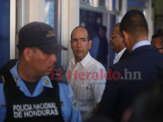 FOTOS: Así llegó Pepe Lobo al Tribunal para oír pena contra Rosa Elena