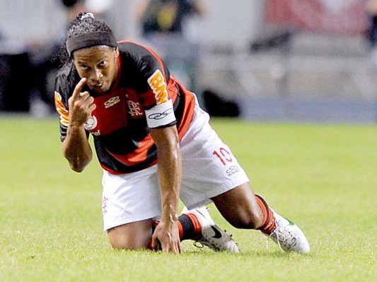 A los 32 años, Ronaldinho descarta retiro del fútbol tras salir del Flamengo