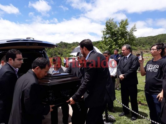 Despiden los restos mortales del exministro de Finanzas, William Chong Wong