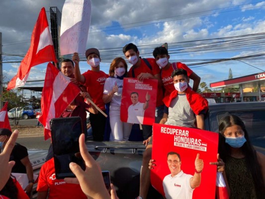 Seguidores de Luis Zelaya realizan plantón en el Infop, donde realizan escrutinio de actas