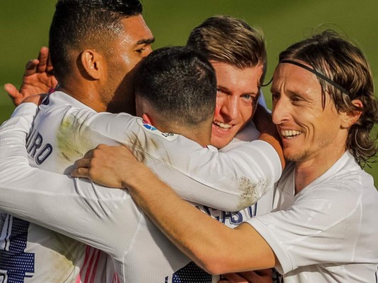 El Madrid abruma al Valencia y sigue al acecho del Atlético&nbsp;