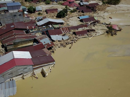 Imágenes de muertes, caos y destrucción por inundaciones en Indonesia