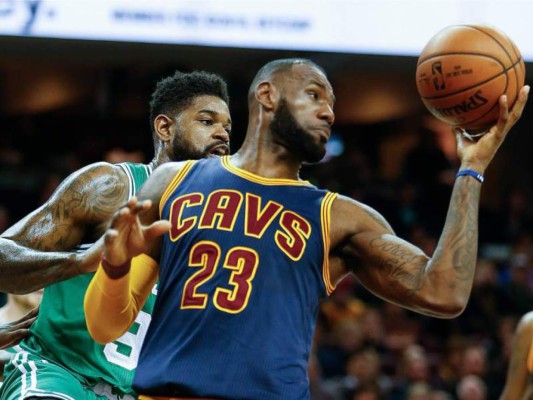 LeBron James hace campaña a favor de Clinton en Ohio