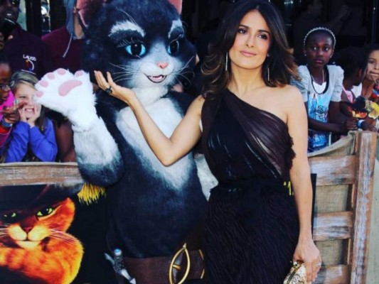 Salma Hayek despide 2020 en deslumbrantes trajes de baño y al natural