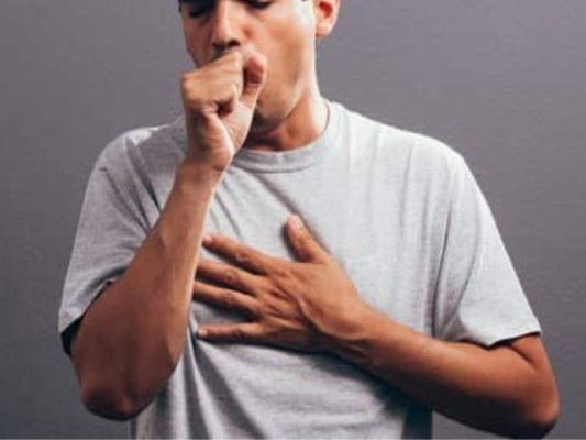 Para evitar ser detenido, dice tener coronavirus y le tose a la policía