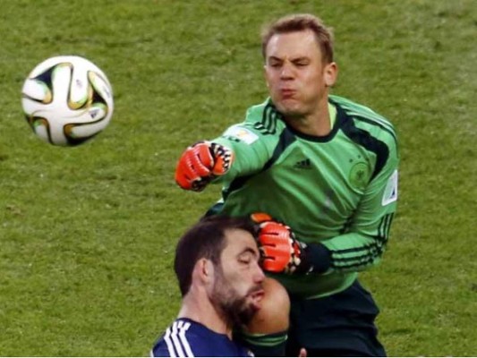 La rodillazo de Neuer a Higuaín que no fue penal