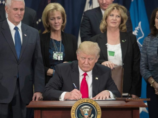 Donald Trump firmó decreto para iniciar construcción de muro en frontera con México