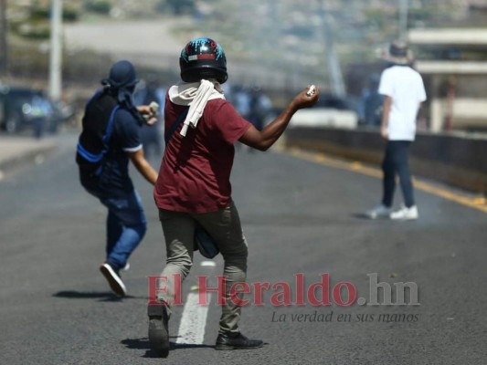 FOTOS: Protestas frente a la UNAH para exigir renuncia de Juan Orlando