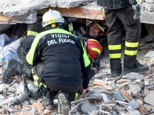 Duras imágenes: Albania busca desesperadamente sobrevivientes del sismo