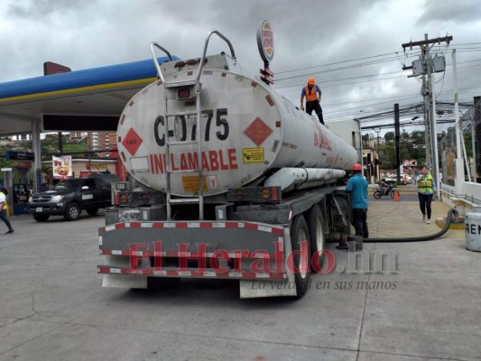 Honduras: Gasolineras ya tienen combustible y se registran largas filas de vehículos