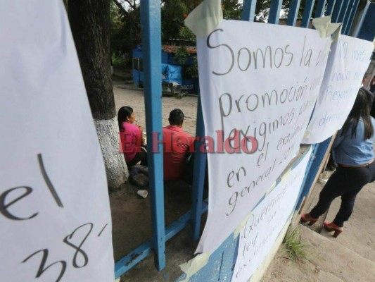 Amanecen tomadas las instalaciones de la departamental de la capital