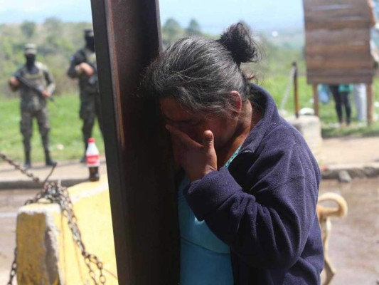 Madres lloran al saber que no podrán ver a sus hijos en la Penitenciaría Nacional en este Día de la Madre