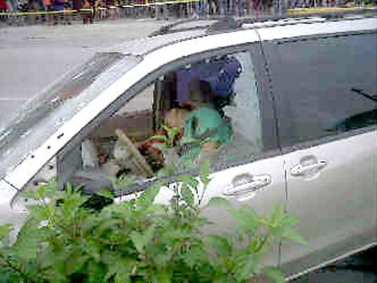 Sicarios acribillan a colombiano y a hondureña dentro de un auto