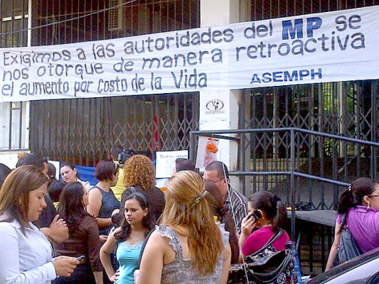 Fiscales del Ministerio Público paralizan labores por incumplimiento en pago de salarios