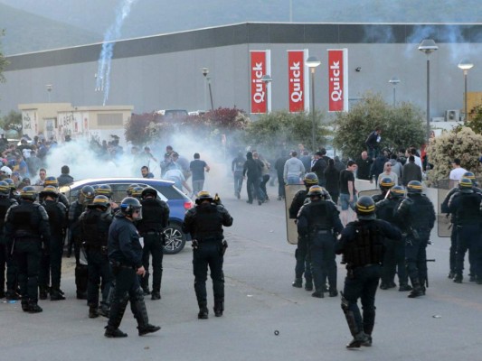 Encuentro Bastia-Lyon suspendido por violencia