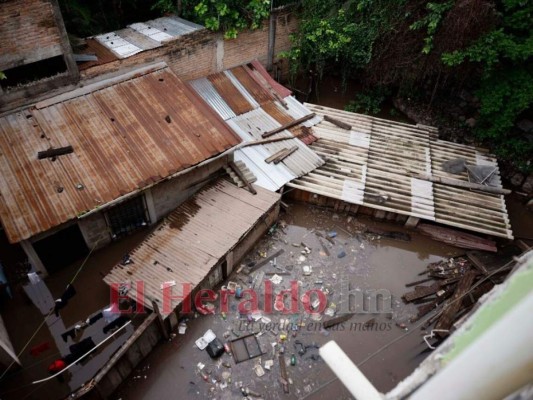 FOTOS: Colapso de tubería deja en la calle a cinco familias en colonia San Miguel