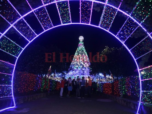 Inauguran atractiva villa navideña en la Villa Olímpica de la capital de Honduras