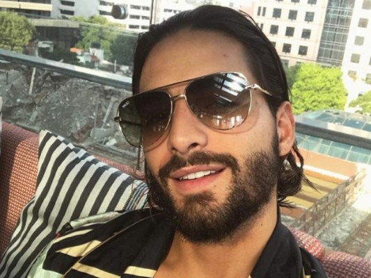 Maluma publica atrevida fotografía rodeado de mujeres con poca ropa