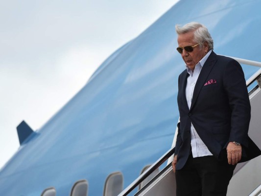 Dueño del equipo ganador del Super Bowl acusado de solicitar una prostituta