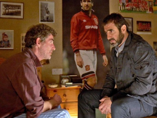 DRAMA CON HUMOR INGLÉS. Steve Evets y Eric Cantona, fanático e ídolo en “Mirando a Eric”.