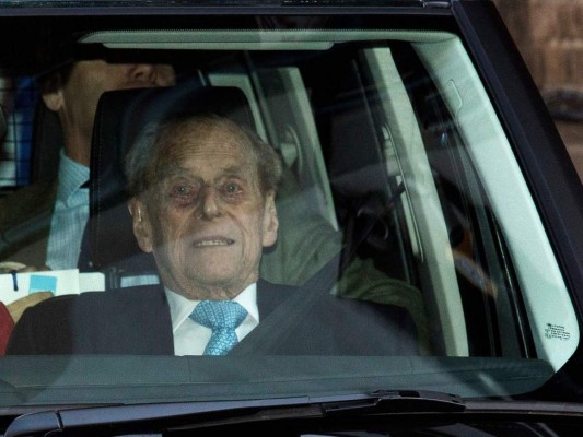 Príncipe Felipe abandona el hospital tras cuatro noches ingresado