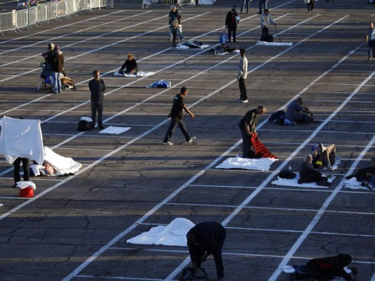 En medio de pandemia, indigentes duermen en estacionamiento en Las Vegas