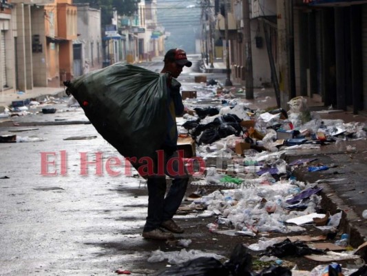 Montañas de basura amanecieron en la capital tras celebración de Año Nuevo (FOTOS)